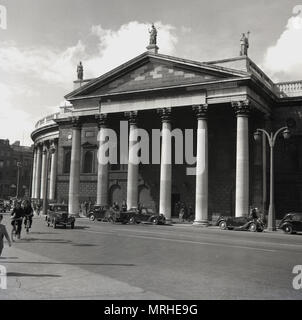 1948, storico, Dublino, Irlanda e una vista esterna della storica sei colonnato Bank of Ireland edificio in College Green. Costruito nel XVIII secolo come le case irlandesi del Parlamento, è stato il primo scopo-costruito due-camera edificio del mondo ed è stato acquistato dalla banca dopo il 1800 Atto di Unione. Foto Stock