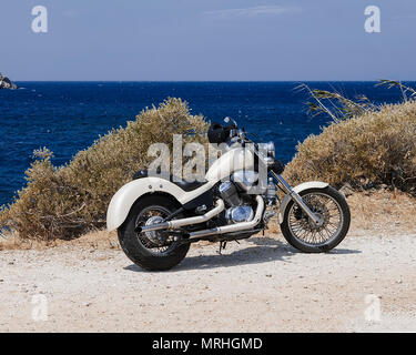 Motociclo parcheggiato sulla strada sterrata .isolato. Immagine di stock. Foto Stock