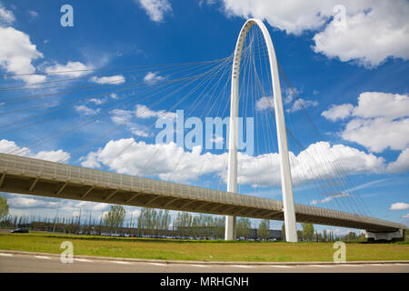 Reggio Emilia - moderno ponte arcuato dell'architetto Santiago Calatrava Foto Stock