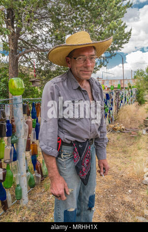 Tom Larson, l'eccentrico proprietario della bottiglia casa in Golden, Nuovo Messico. La struttura dispone di bottiglie appeso in recinzioni, sugli alberi e in molti luoghi. T Foto Stock