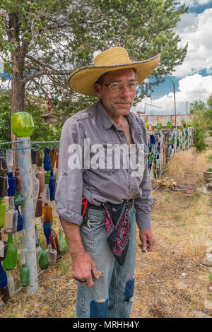 Tom Larson, l'eccentrico proprietario della bottiglia casa in Golden, Nuovo Messico. La struttura dispone di bottiglie appeso in recinzioni, sugli alberi e in molti luoghi. T Foto Stock