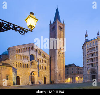 Parma - Il Duomo - Duomo (la cattedrale di Santa Maria Assunta e il Battistero al crepuscolo. Foto Stock