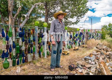 Tom Larson, l'eccentrico proprietario della bottiglia casa in Golden, Nuovo Messico. La struttura dispone di bottiglie appeso in recinzioni, sugli alberi e in molti luoghi. T Foto Stock