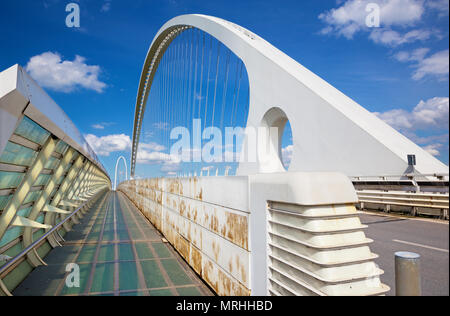 Reggio Emilia - moderno ponte arcuato dell'architetto Santiago Calatrava Foto Stock