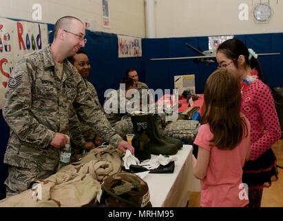 Membri del New York Air National Guard 174ma del parafango di attacco partecipare a Gillette Road Middle School usa il giorno 24 Maggio, 2017 in Syracuse, New York. Oltre 1300 studenti dai gradi 5-7, imparato circa la preparazione alle situazioni di emergenza attrezzature e munizioni, JTAC capacità, e ha partecipato al benessere fisico push-up sfida. 174ma Ala di attacco è stato una parte dell'evento per oltre 13 anni. (U.S. Air National Guard foto di Master Sgt. Lillique Ford) Foto Stock