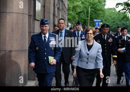 Air Force gen. Giuseppe Lengyel, chief, National Guard Bureau e Ambasciatore Nancy Pettit, ambasciatore in Lettonia, a piedi per un incontro con i dirigenti della Lettonia a Riga, Lettonia, 12 giugno 2017. (U.S. Esercito nazionale Guard foto di Sgt. 1. Classe Jim Greenhill) Foto Stock