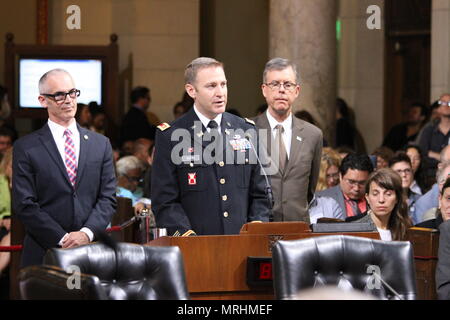 Il Mag. Scotty Autin, vice comandante del distretto di LA, città indirizzata ai membri del consiglio e il pubblico che ha riempito le camere di consiglio giugno 7. I membri dell'U.S. Esercito di ingegneri di Los Angeles uniti distretto della città di Los Angeles Councilmember Mitch O'Farrell (L) e il suo staff nel riconoscere gli sforzi di collaborazione per migliorare, conservare e rivitalizzare il fiume di Los Angeles durante una città speciale presentazione del Consiglio Municipio 7 Giugno. Foto Stock