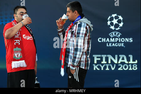 Appassionati di godere un pre match bevanda al di fuori del terreno prima della finale di UEFA Champions League alla NSK Olimpiyskiy Stadium, Kiev. Foto Stock