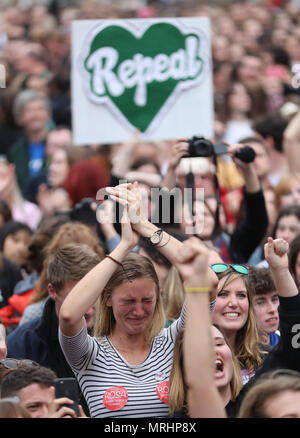 Una donna si rompe in lacrime come i risultati sono stati annunciati in occasione del referendum sull'Ottavo emendamento della Costituzione irlandese che vieta gli aborti a meno che la vita della madre è in pericolo. Foto Stock