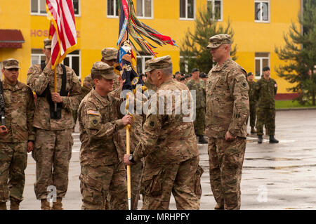 I soldati del primo battaglione, 179th Reggimento di Fanteria, 45th della brigata di fanteria combattere Team radunati oggi con la famiglia e gli amici e ospiti illustri per celebrare la carriera di out-andando commander, Lt. Col. Colby Wyatt e benvenuto nuovo comandante, il Mag. Adam Headrick, durante un cambio del comando cerimonia di premiazione che si terrà a Yavoriv Combat Training Center sul mantenimento della pace internazionale e Centro sicurezza, vicino Yavoriv, Ucraina, il 17 giugno. Il quarantacinquesimo IBCT è distribuito in Ucraina come parte del giunto multinazionale Group-Ukraine per la formazione di una coalizione internazionale dedicata al miglioramento della CTC's trai Foto Stock