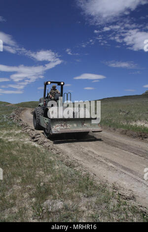 Un esercito danese engineer opera un rullo verso il basso JB Pass Road per compattare la sporcizia durante la ricostruzione della strada in Gallatan National Forest, 15 giugno 2017. Il danese e gli americani hanno lavorato insieme per completare il progetto di ingegneria durante la trentatreesima Golden Coyote esercitazione. Foto Stock