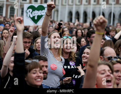 Persone celebrare presso il Castello di Dublino come i risultati ufficiali del referendum sull'Ottavo emendamento della Costituzione irlandese sono annunciati a favore del sì voto. Picture Data: Sabato 26 Maggio, 2018. Vedere PA storia aborto irlandesi. Foto di credito dovrebbe leggere: Brian Lawless/PA FILO Foto Stock