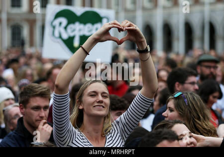 Persone celebrare presso il Castello di Dublino come i risultati ufficiali del referendum sull'Ottavo emendamento della Costituzione irlandese sono annunciati a favore del sì voto. Picture Data: Sabato 26 Maggio, 2018. Vedere PA storia aborto irlandesi. Foto di credito dovrebbe leggere: Brian Lawless/PA FILO Foto Stock