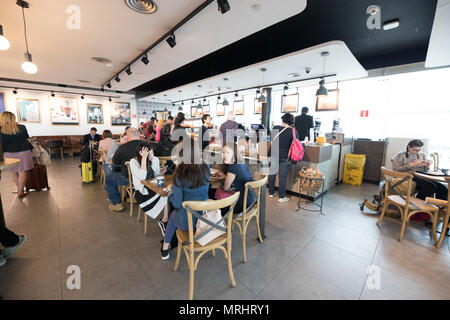 Aeroporto di Barcellona, Spagna passeggeri in un ristorante hanno un pranzo veloce Foto Stock