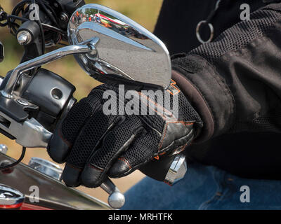 Un motociclista afferra il loro moto impugnatura durante la settima annuale di sicurezza del motociclo giorno a base comune Andrews, Md., 15 giugno 2017. L'evento ha fornito dimostrazioni e suggerimenti per la sicurezza per ridurre gli incidenti tra i piloti. (U.S. Air Force foto di Airman 1. Classe Valentina Lopez) Foto Stock