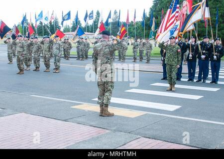 Lt. Gen. Gary Volesky (centro) il mio corpo che comanda e Canadian Brig. Gen. Dany Fortin in uscita il vice comandante generale per i Corps salute durante inni nazionali del Canada e degli Stati Uniti durante un coraggio onori cerimonia su base comune Lewis-Mccorda, Washington Giugno 13, 2017. Fortin è stato riconosciuto durante la cerimonia per i suoi contributi per i Corps missione e aggiudicati la legione di merito per il suo servizio. (U.S. Esercito foto di Sgt. Youtoy Martin, 5 Mobile degli affari pubblici distacco) Foto Stock