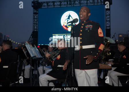 NEW YORK - Master Sgt. Billy Richardson, Marine Riserva di forze pari opportunità advisor, canta "Dio benedica gli U.S.A." mentre si esegue con il Marine Corps Band di New Orleans a quattro libertà Park a Roosevelt Island in New York, 16 giugno 2017. La Band di prestazioni a quattro libertà del parco è stata la finale di tre concerti in tutta New York City Giugno 14-16. (U.S. Marine Corps photo by Lance Cpl. Niles Lee/rilasciato) Foto Stock