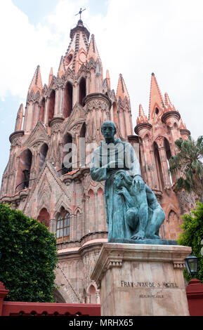 Statua di Fray Juan de San Miguel in fronte a La Parroquia de San Miguel Arcángel in San Miguel De Allende, Messico Foto Stock