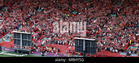 Tifosi del Liverpool in Kop guarda la finale di UEFA Champions League tra Liverpool e Real Madrid su un grande schermo ad Anfield, Liverpool. Foto Stock