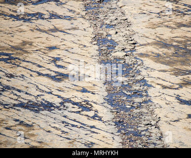 Vista su rocce esposte sulla spiaggia (popolare con i cacciatori di fossili) a bassa marea da scogliere a Saltburn dal mare, North Yorkshire, Inghilterra, Regno Unito Foto Stock