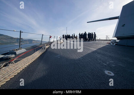 170618-N-ZW825-021 Subic Bay, Repubblica delle Filippine (18 giugno 2017) Arleigh Burke-class guidato-missile destroyer USS Sterett (DDG 104) transita a Subic Bay, Repubblica delle Filippine per la programmata visita porta. Sterett è parte della superficie Sterett-Dewey Action Group ed è il terzo gruppo di distribuzione che operano sotto il comando ed il controllo costrutto denominato 3a flotta in avanti. Stati Uniti 3a flotta operante in avanti offre opzioni aggiuntive per la flotta del Pacifico commander sfruttando le capacità del 3° e 7° flotte. (U.S. Foto di Marina di Massa lo specialista di comunicazione 1a classe Byron C. Linder/R Foto Stock