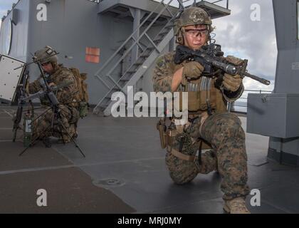 170615-N-UX013-1403 Mare delle Filippine (15 giugno 2017) Marines assegnato all'anfibio plotone Recon (ARP), attaccato al trentunesimo Marine Expeditionary Unit e avviato l'assalto anfibio nave USS Bonhomme Richard (LHD 6), impostare le comunicazioni durante una visita, scheda, ricerca e sequestro (VBSS) Esercizio sul dock anfibio sbarco nave USS Ashland (LSD 48). Ashland, parte dell'Bonhomme Richard Expeditionary Strike gruppo, è operativo in Indo-Asia-regione del Pacifico per rafforzare le partnership e di essere una pronta risposta in vigore per qualsiasi tipo di emergenza. (U.S. Navy foto di comunicazione di massa S Foto Stock