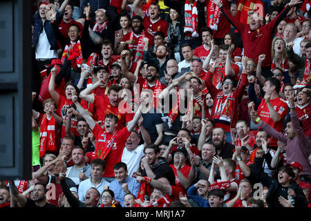 Tifosi del Liverpool in Kop reagiscono come si guarda la finale di UEFA Champions League tra Liverpool e Real Madrid su un grande schermo ad Anfield, Liverpool. Foto Stock