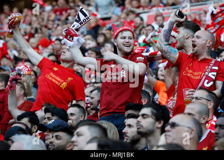 Tifosi del Liverpool a reagire come si guarda la finale di UEFA Champions League tra Liverpool e Real Madrid su un grande schermo ad Anfield, Liverpool. Foto Stock