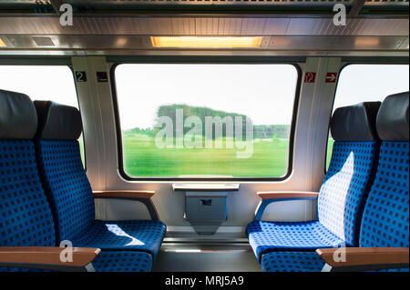 Campo di moto e alberi scena dal treno della finestra Foto Stock