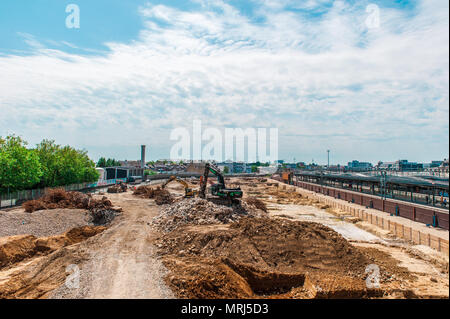 Escavatore cingolato lavorando sul sito in costruzione in Lussemburgo Foto Stock