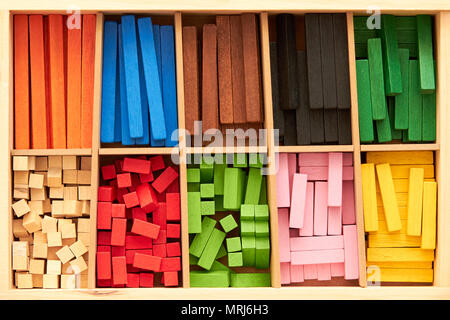 Legno Materiale Montessori per matematica Cuisenaire aste Foto Stock