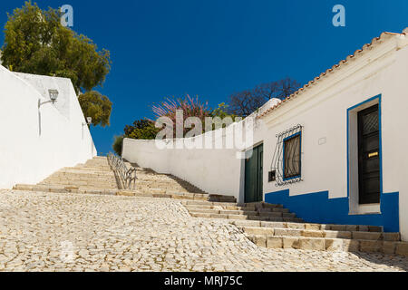 Strada in pendenza, tavira-PORTOGALLO Foto Stock