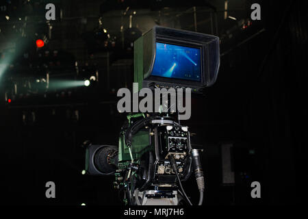 Videocamera professionale concerto di pellicola sul palco.Grande pro 4k cam video riprese live riprese broadcast per la televisione.tv camera operatore riprese video o Foto Stock