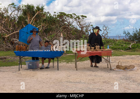 Houma, Tonga -- Marzo 10, 2018. Display mercanti cesti e lavori artistici locali in vendita nei pressi della città di Houma in Tonga. Solo uso editoriale. Foto Stock