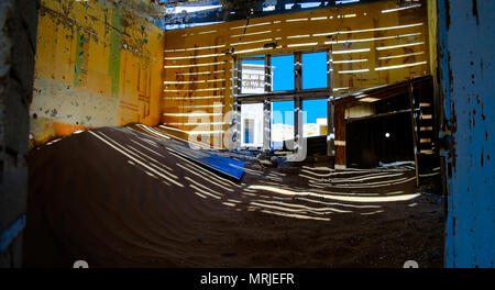 Interno della casa in rovina in città fantasma Kolmanskop, Namibia Foto Stock
