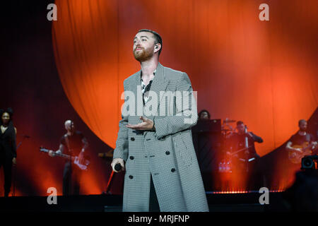 Sam Smith compie durante il primo giorno di BBC Radio 1's più grande weekend al Parco Singleton, Swansea. Foto Stock