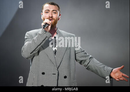 Sam Smith compie durante il primo giorno di BBC Radio 1's più grande weekend al Parco Singleton, Swansea. Foto Stock