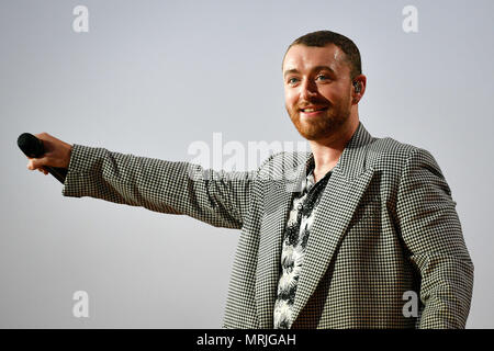 Sam Smith compie durante il primo giorno di BBC Radio 1's più grande weekend al Parco Singleton, Swansea. Foto Stock