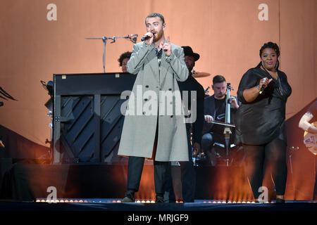 Sam Smith compie durante il primo giorno di BBC Radio 1's più grande weekend al Parco Singleton, Swansea. Foto Stock