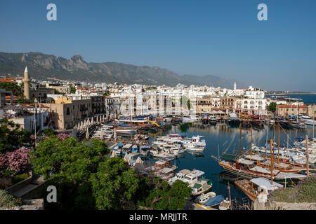 Vista del porto di Kyrenia (turco: Girne) Cipro del Nord. Foto Stock