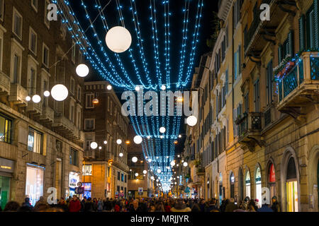 Via del Corso a Roma durante il tempo di Natale. Italia Foto Stock