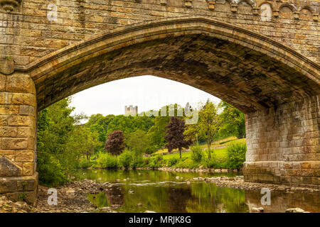 Richmond Castle Yorkshire, Richmond Castle in Richmond, North Yorkshire, antico, arco, Architettura, British, Fiume Swale, Yorkshire Dales, Richmond Foto Stock