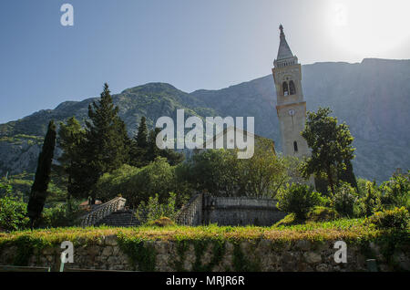 La mattina presto vista soleggiato di San Eustachio chiesa in Dobrota, Kotor Bay, Boka Kotorska, Montenegro. Foto Stock