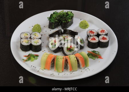 Un grande insieme di rotoli di sushi Foto Stock