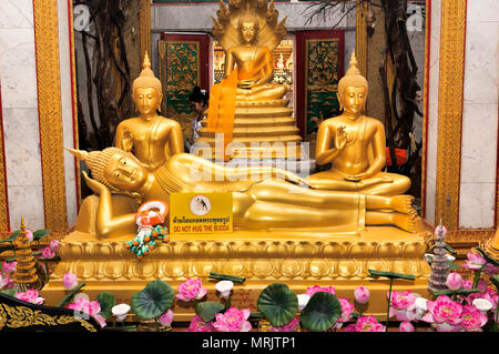 Phuket, Thailandia Luglio 4, 2017 : Golden statua del Buddha situato all' interno del Wat Chalong Tempio chiamato anche grande Chedi si trova in Chalong Sub Foto Stock