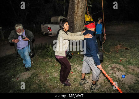 Fotoreporter Luis Gutierrez de Norte foto e biologi provenienti dagli Stati Uniti e Messico, strappo con un bastone di legno, un Donald Trump piñata. Foto Stock