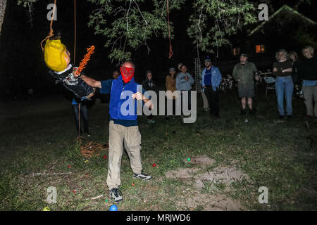 Fotoreporter Luis Gutierrez de Norte foto e biologi provenienti dagli Stati Uniti e Messico, strappo con un bastone di legno, un Donald Trump piñata. Foto Stock