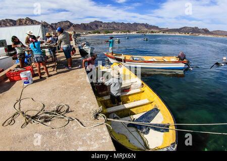 Relazione della vita e gli abitanti della comunità dei pescatori La Manga, una colonia che sembra così marginale come privilegiate per i benefici del mare, individuare Foto Stock