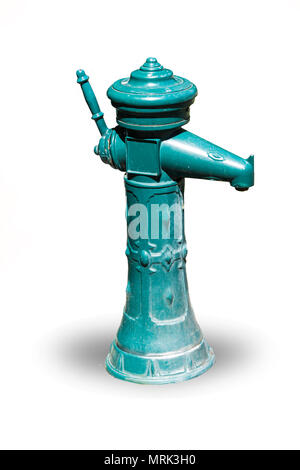 Standpipes coperto con vernice verde. Isolato con immagine su sfondo bianco. Foto Stock