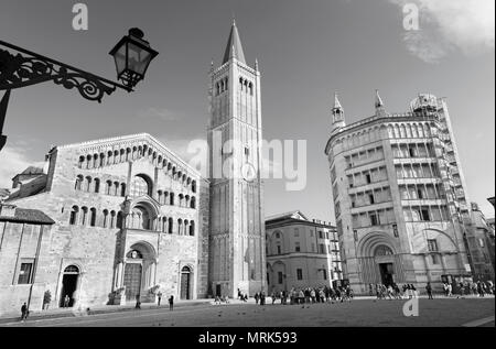 PARMA, Italia - 17 Aprile 2018: La Cupola - Duomo (la cattedrale di Santa Maria Assunta e il Battistero. Foto Stock